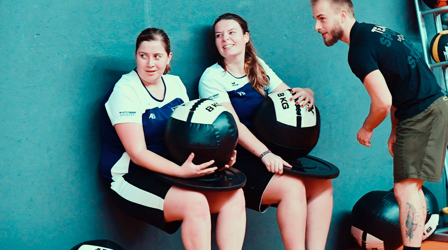 behind:the:scenes:it's:your:stage:start:play:repeat - SV Bavaria Waischenfeld die Frauenfußballmannschaft beim Cross Gym Trainin mit Bastian Lumpp in der Sportwelt Pegnitz